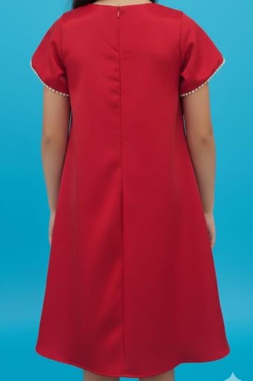 صورة فستان أحمر بفينك ولؤلؤ على الصدر